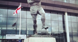 obrázek - Bobby Moore Statue