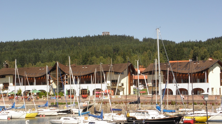 Apartmány Mirka Lipno - Marina Lipno - v pozadí Stezka v korunách