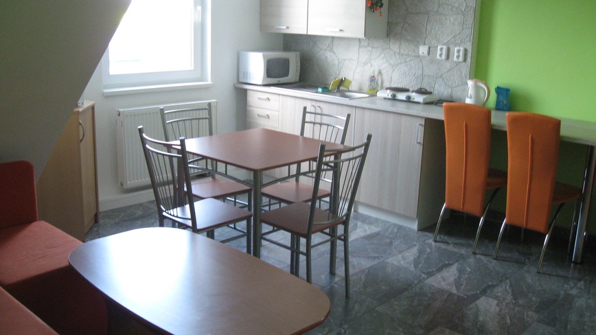 UBYTOVÁNÍ NA VYHLÍDCE - Místnost kuchyně s posezením v apartmánu - místnost kuchyně s posezením v apartmánu