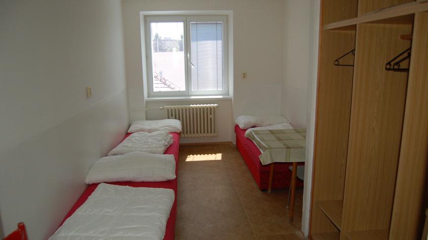 Domov mládeže Břeclav - Třílůžkový pokoj v budově B