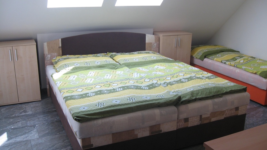 UBYTOVÁNÍ NA VYHLÍDCE - První ložnice s třemi lůžky, která je součástí apartmánu - ložnice s třemi lůžky, která je součástí apartmánu