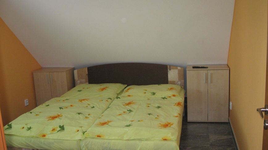 UBYTOVÁNÍ NA VYHLÍDCE - Druhá ložnice s dvoulůžkem a jednolůžkem v apartmánu - druhá ložnice s dvoulůžkem a jednolůžkem v apartmánu