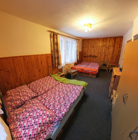Chaty u Medvědína - Pokoj dole 4-lůžkový - http://www.chatyumedvedina.cz/