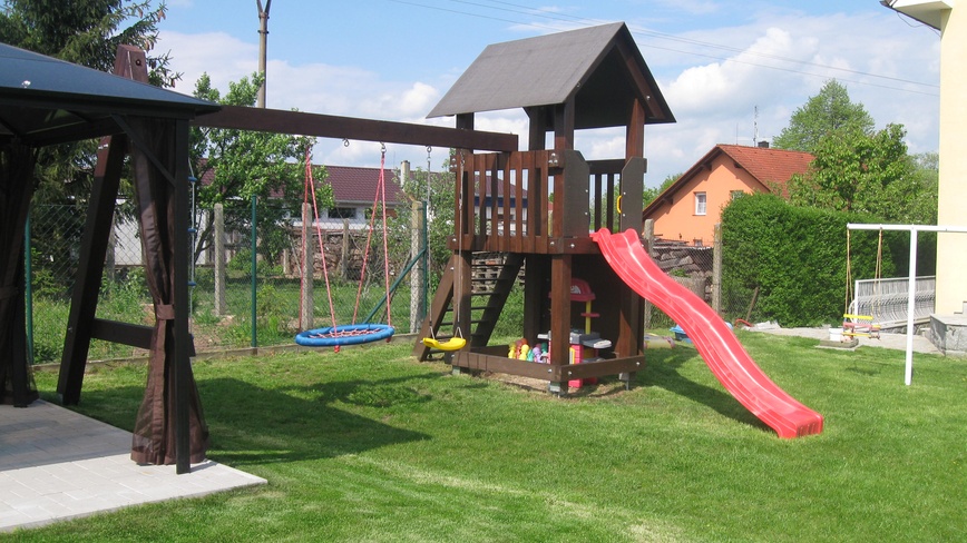 UBYTOVÁNÍ NA VYHLÍDCE - Houpačky a dětské hřiště - houpačky a dětské hřiště