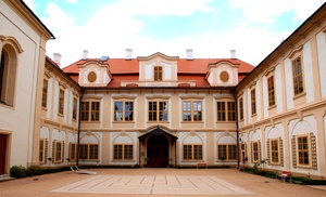 Nádvoří zámku Loučeň