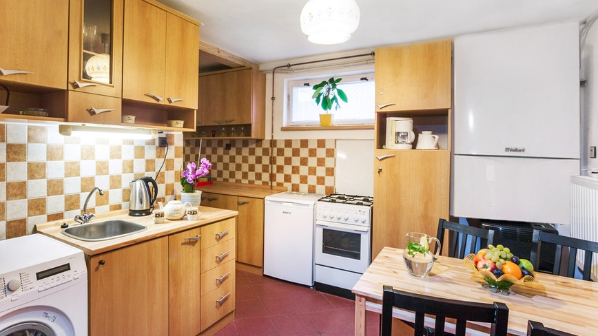 U Studny - Kuchyňka II - Sporák, varná konvice, pračka, lednice