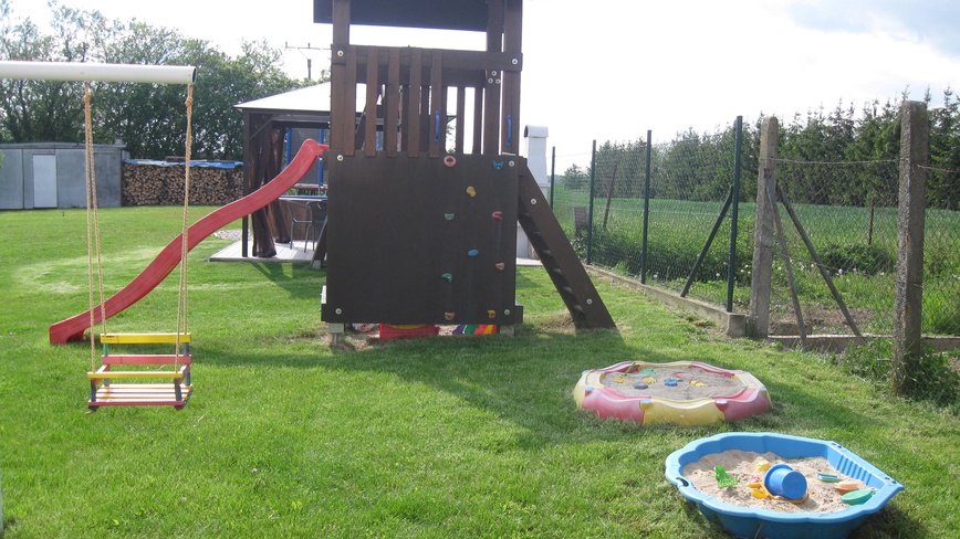 UBYTOVÁNÍ NA VYHLÍDCE - Dětská lezecí stěna a pískoviště - dětská lezecí stěna a pískoviště