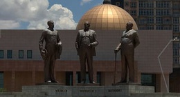 obrázek - Three Dikgosi Monument