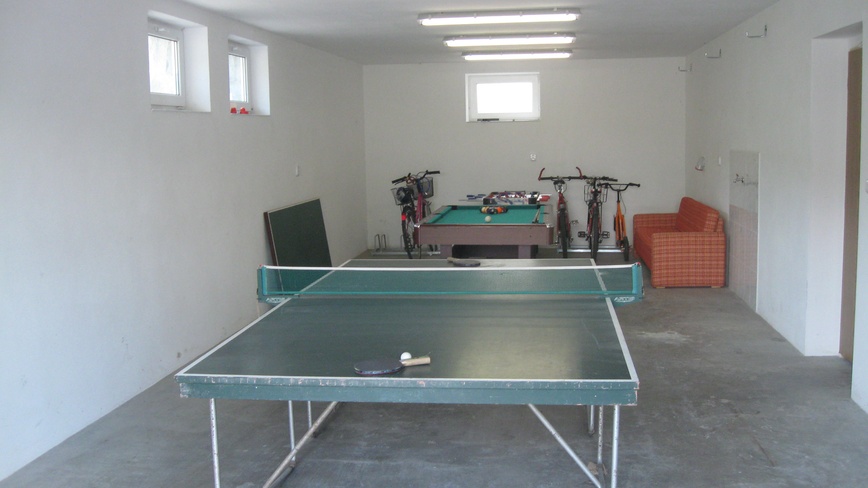 UBYTOVÁNÍ NA VYHLÍDCE - Celkový pohled do garáže, kde je k dispozici pingpongový stůl, kulečník, stolní fotbal a kolostav - Celkový pohled do garáže, kde je k dispozici pingpongový stůl, kulečník, stolní fotbal a kolostav 